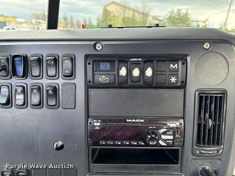 image for item YA3116 2016 Mack CXU613 semi truck