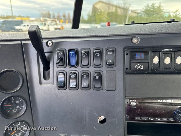 image for item YA3116 2016 Mack CXU613 semi truck