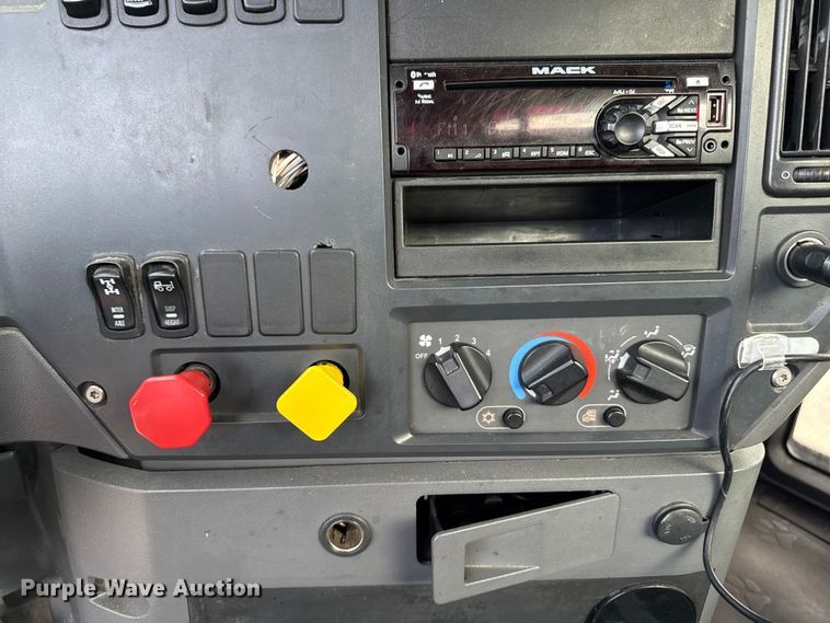 image for item YA3116 2016 Mack CXU613 semi truck