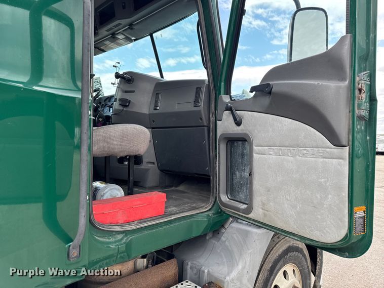 image for item YA3116 2016 Mack CXU613 semi truck