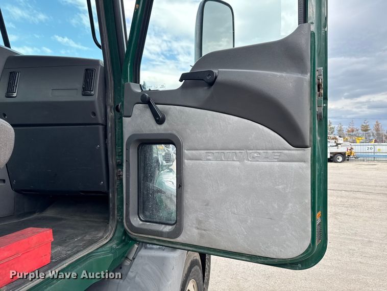 image for item YA3116 2016 Mack CXU613 semi truck