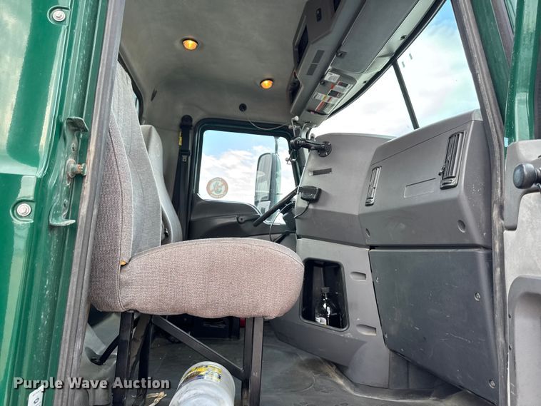 image for item YA3116 2016 Mack CXU613 semi truck