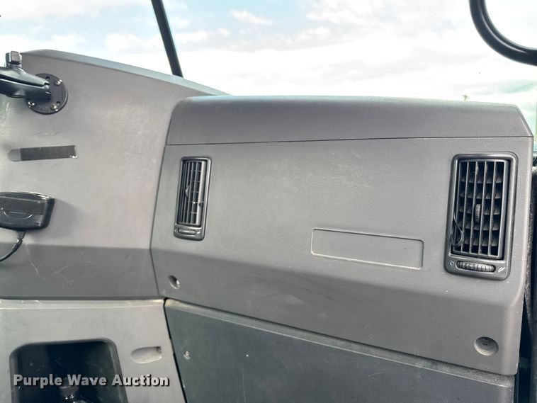 image for item YA3116 2016 Mack CXU613 semi truck