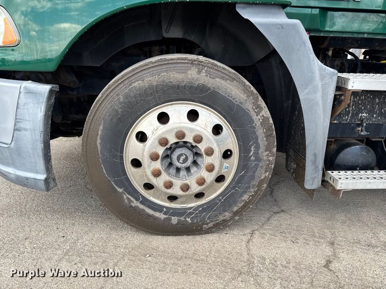 image for item YA3116 2016 Mack CXU613 semi truck