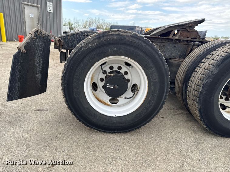 image for item YA3116 2016 Mack CXU613 semi truck