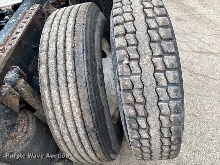 image for item YA3116 2016 Mack CXU613 semi truck