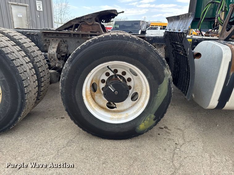 image for item YA3116 2016 Mack CXU613 semi truck