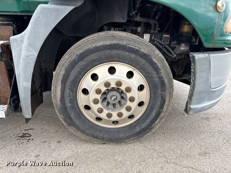 image for item YA3116 2016 Mack CXU613 semi truck