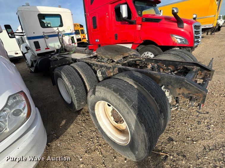 image for item YA3155 2016 Kenworth T880 semi truck