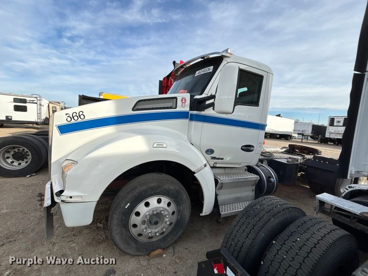 image for item YA3155 2016 Kenworth T880 semi truck