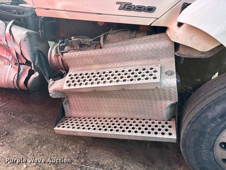 image for item YA3155 2016 Kenworth T880 semi truck