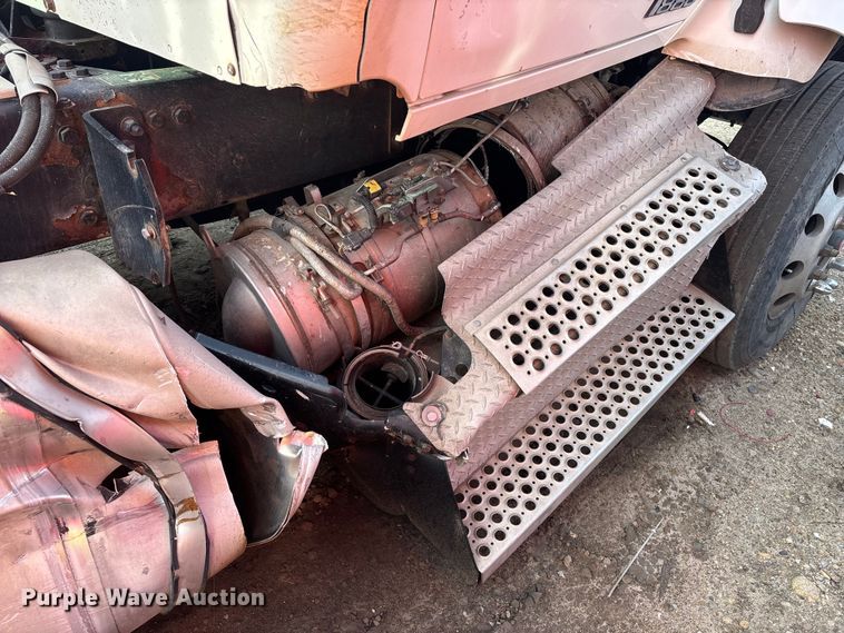 image for item YA3155 2016 Kenworth T880 semi truck