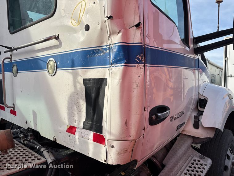 image for item YA3155 2016 Kenworth T880 semi truck