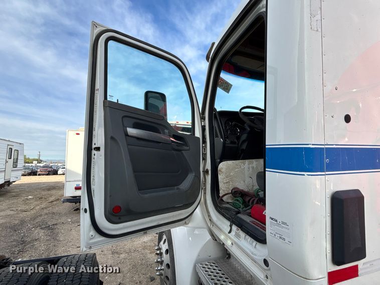 image for item YA3155 2016 Kenworth T880 semi truck