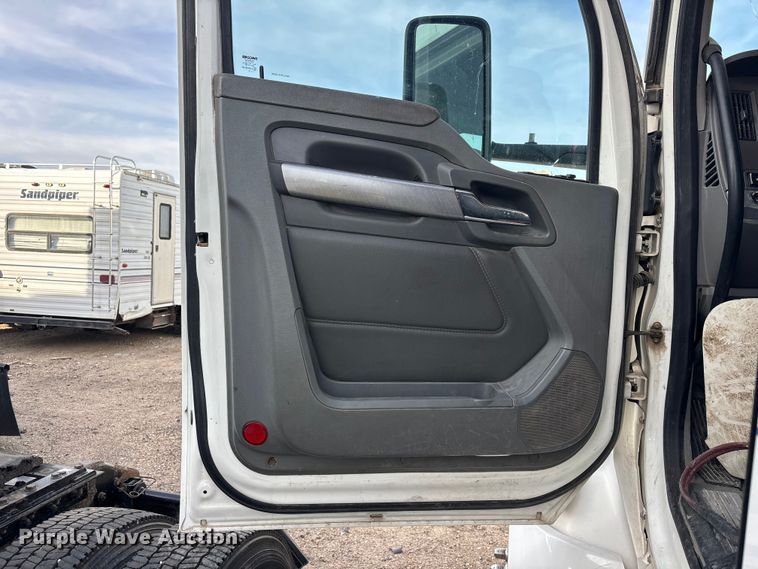 image for item YA3155 2016 Kenworth T880 semi truck