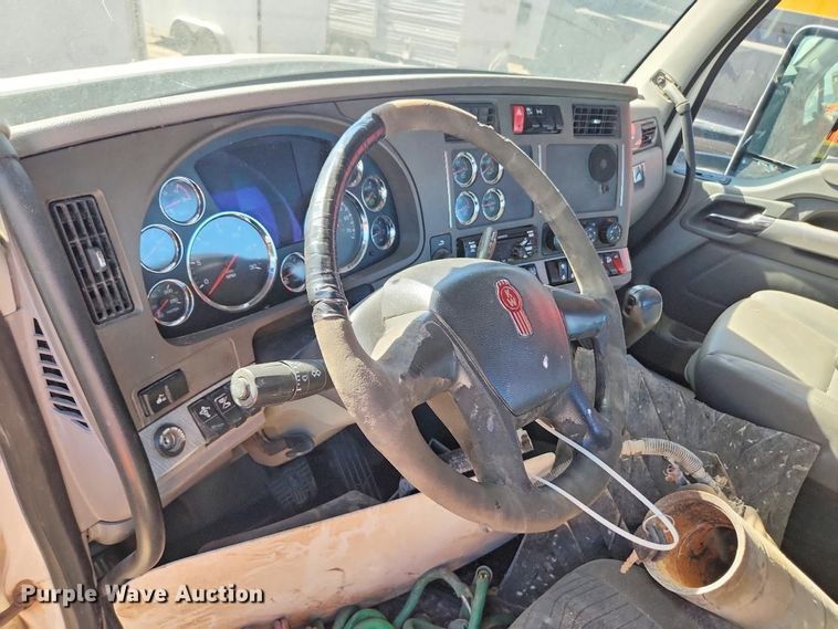 image for item YA3155 2016 Kenworth T880 semi truck