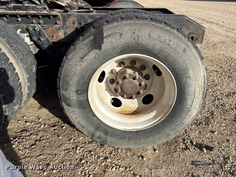 image for item YA3155 2016 Kenworth T880 semi truck