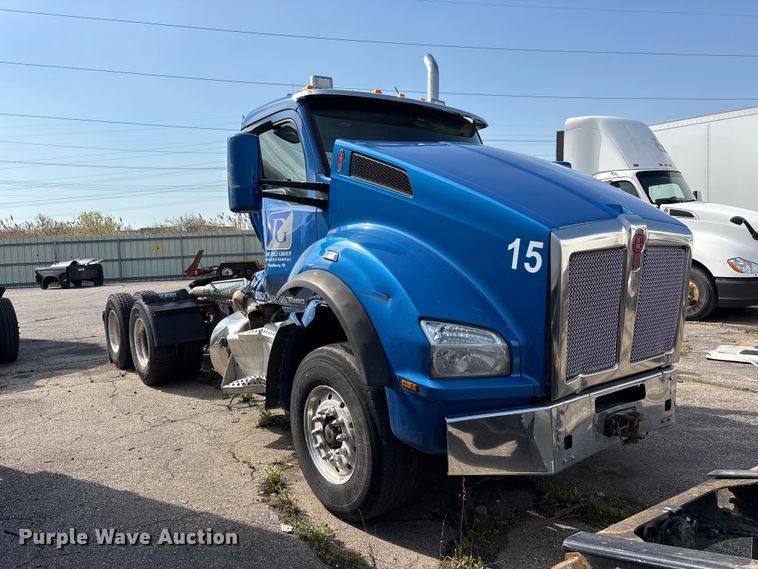 image for item YA3161 2015 Kenworth T880 semi truck