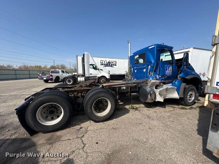 image for item YA3161 2015 Kenworth T880 semi truck