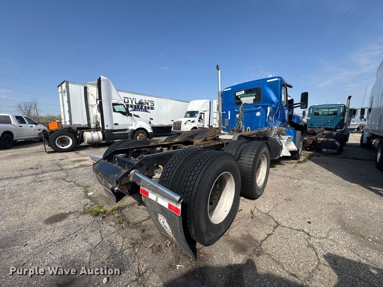 image for item YA3161 2015 Kenworth T880 semi truck