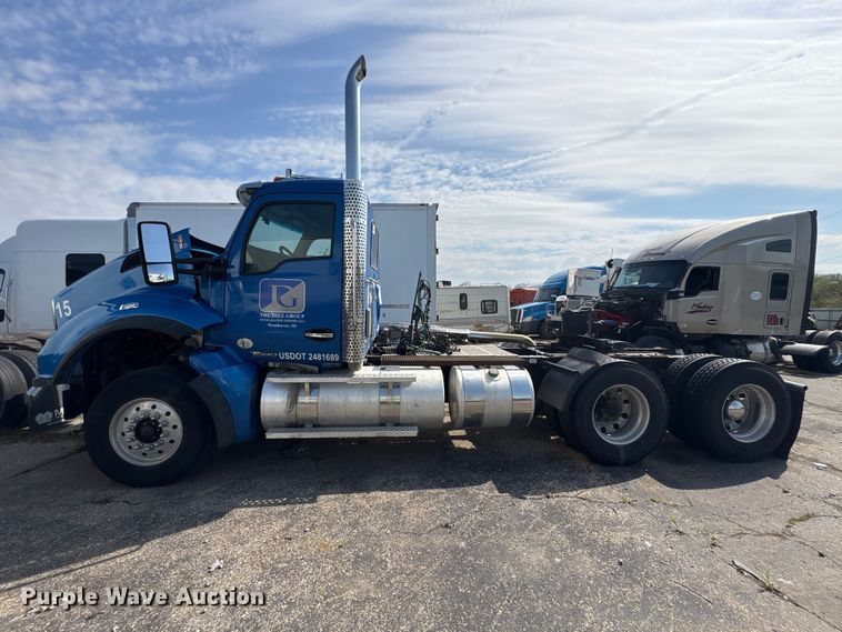 image for item YA3161 2015 Kenworth T880 semi truck