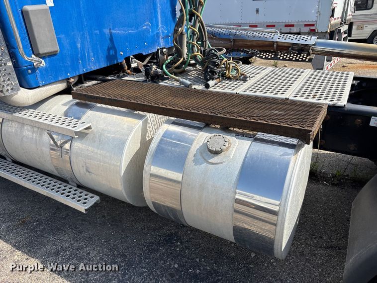 image for item YA3161 2015 Kenworth T880 semi truck