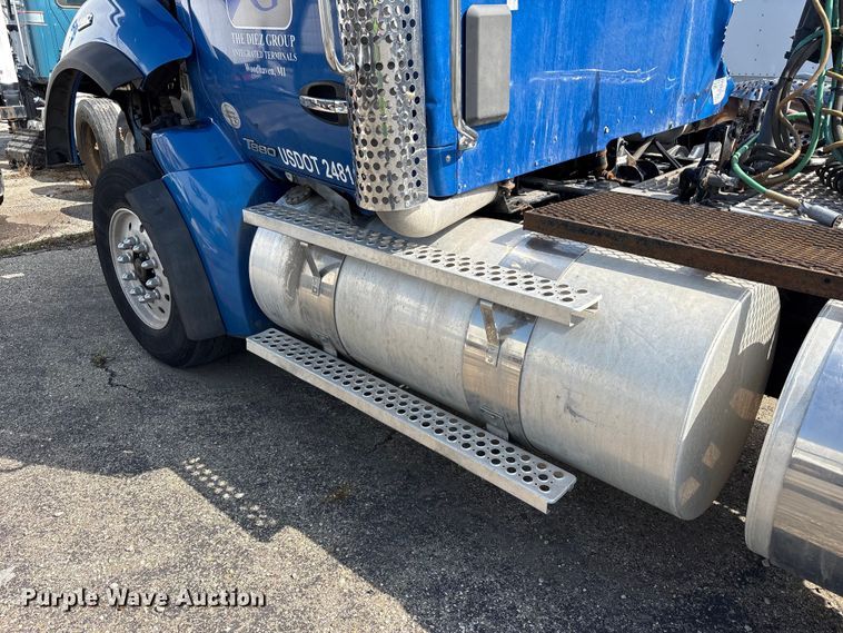 image for item YA3161 2015 Kenworth T880 semi truck