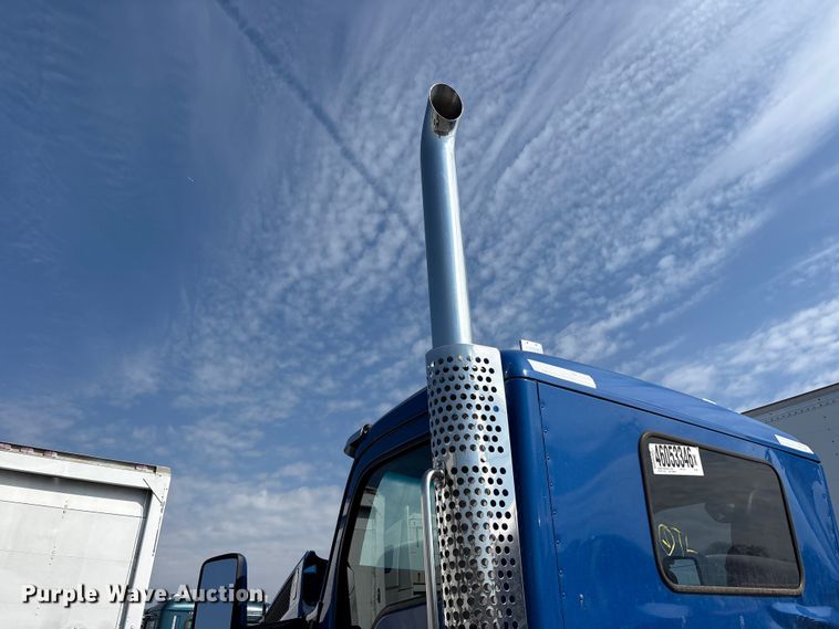 image for item YA3161 2015 Kenworth T880 semi truck