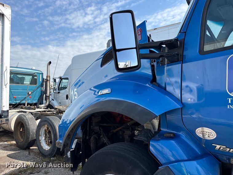 image for item YA3161 2015 Kenworth T880 semi truck