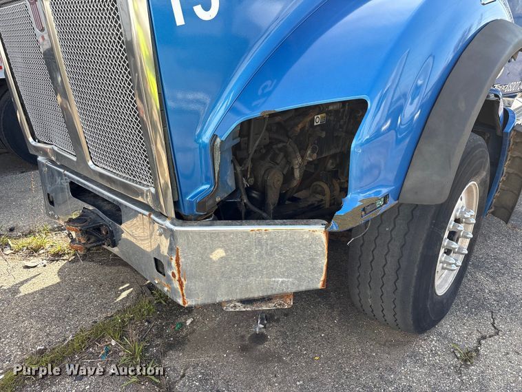 image for item YA3161 2015 Kenworth T880 semi truck