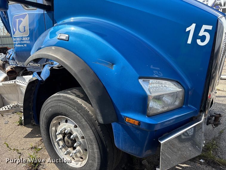 image for item YA3161 2015 Kenworth T880 semi truck