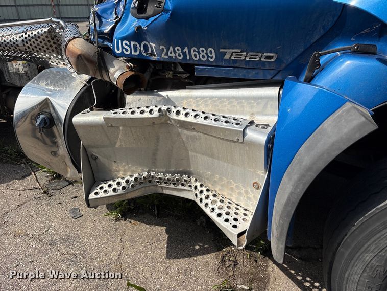 image for item YA3161 2015 Kenworth T880 semi truck