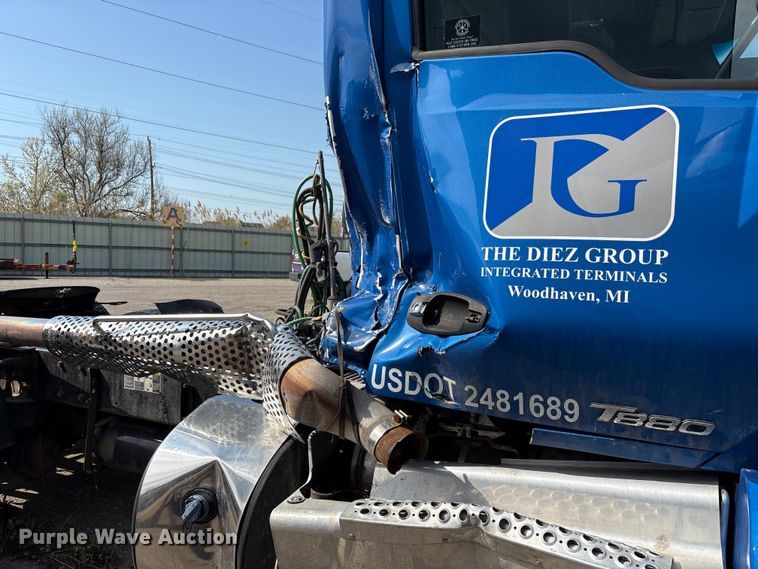 image for item YA3161 2015 Kenworth T880 semi truck