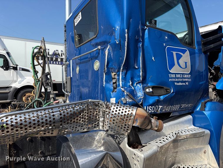 image for item YA3161 2015 Kenworth T880 semi truck