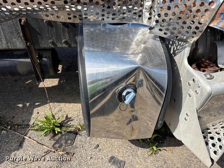 image for item YA3161 2015 Kenworth T880 semi truck