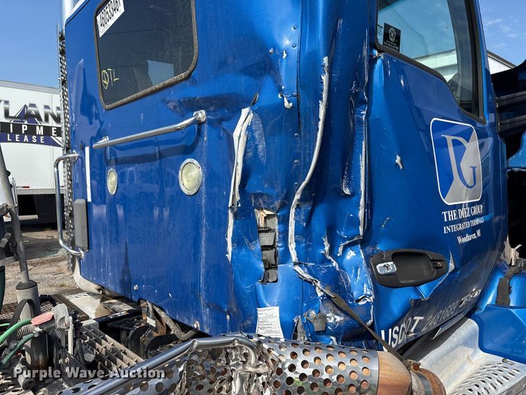 image for item YA3161 2015 Kenworth T880 semi truck