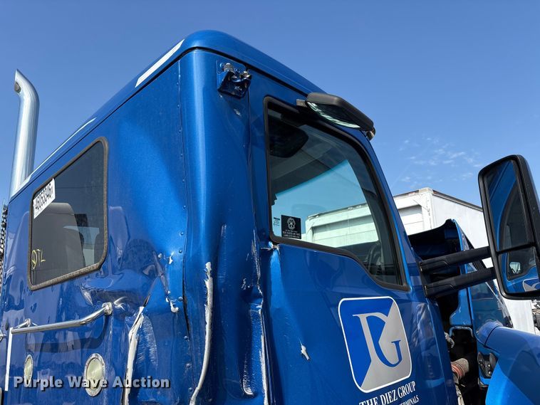 image for item YA3161 2015 Kenworth T880 semi truck