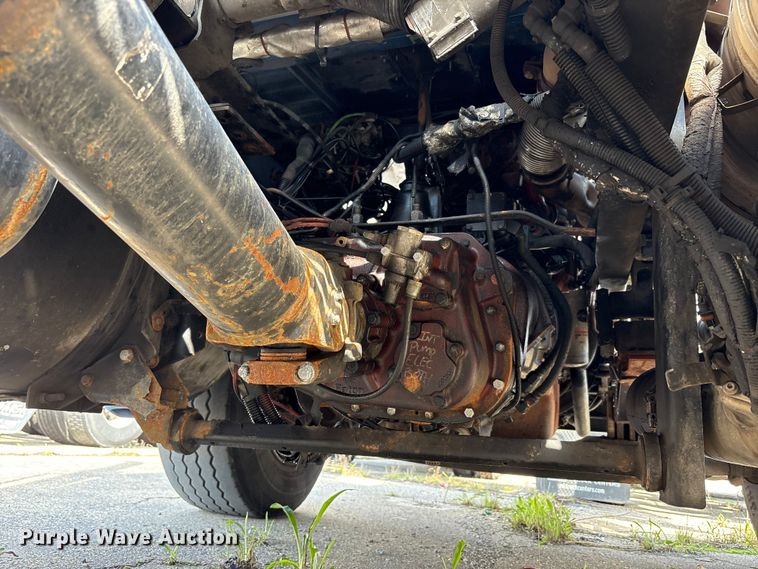 image for item YA3161 2015 Kenworth T880 semi truck