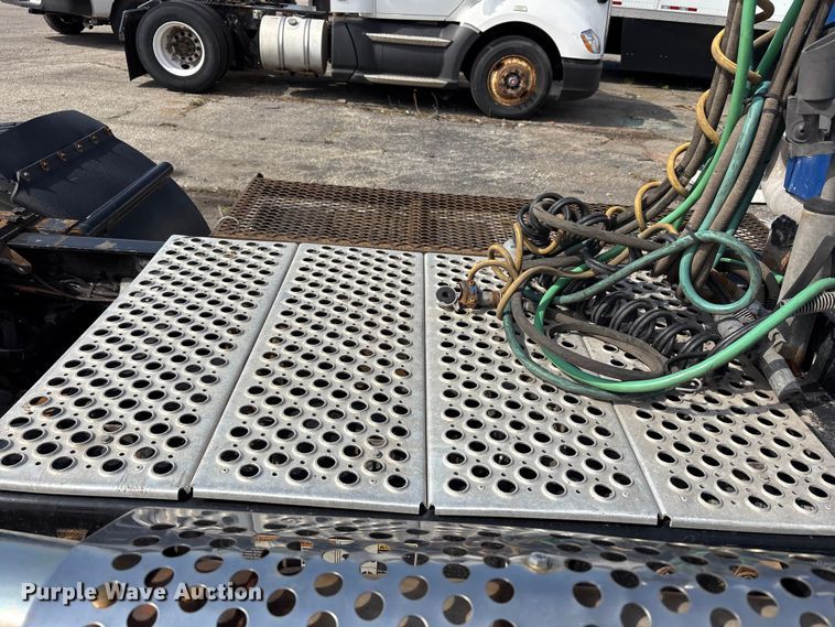 image for item YA3161 2015 Kenworth T880 semi truck