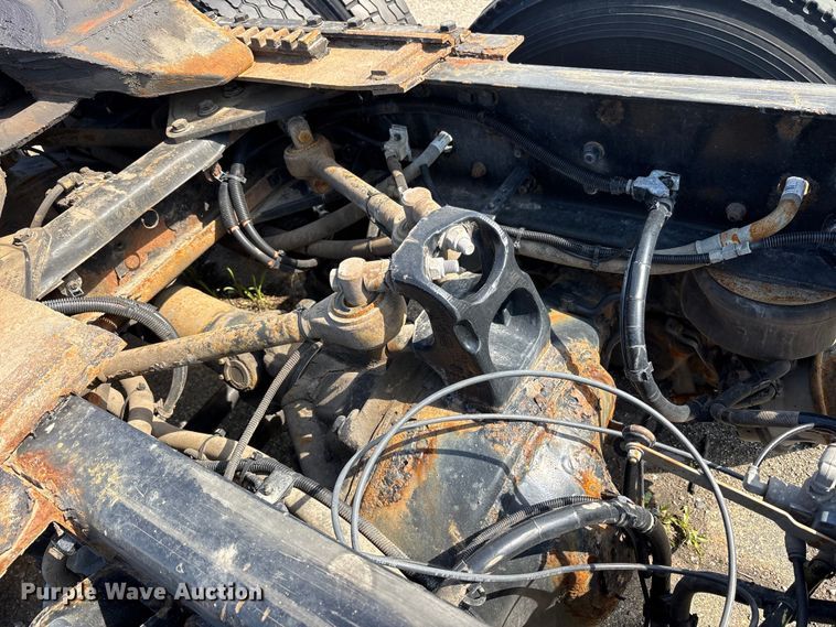 image for item YA3161 2015 Kenworth T880 semi truck