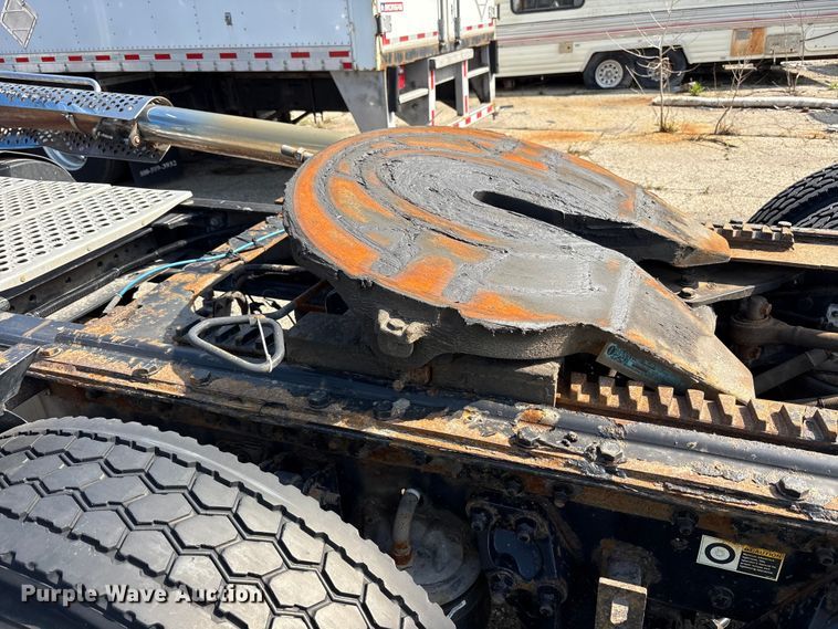 image for item YA3161 2015 Kenworth T880 semi truck