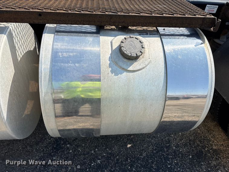 image for item YA3161 2015 Kenworth T880 semi truck