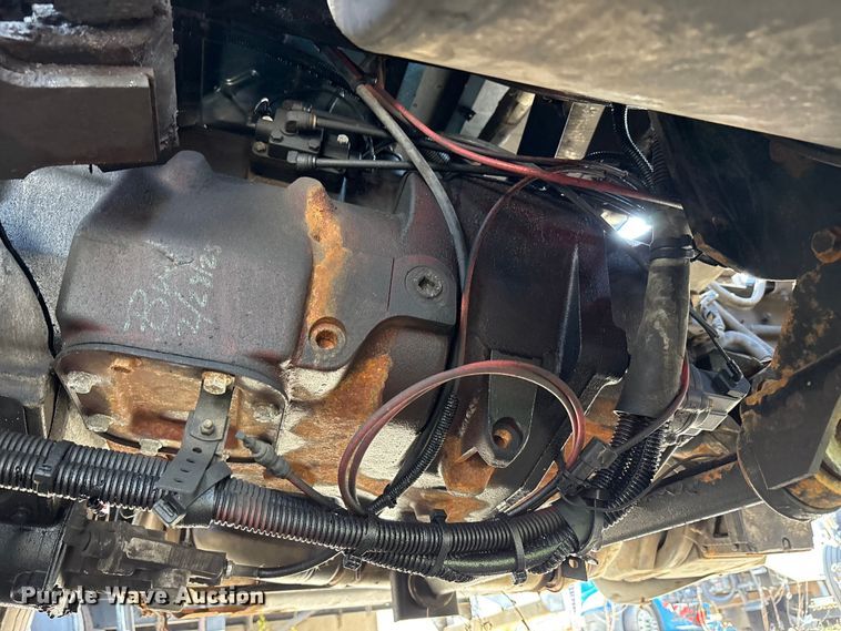 image for item YA3161 2015 Kenworth T880 semi truck