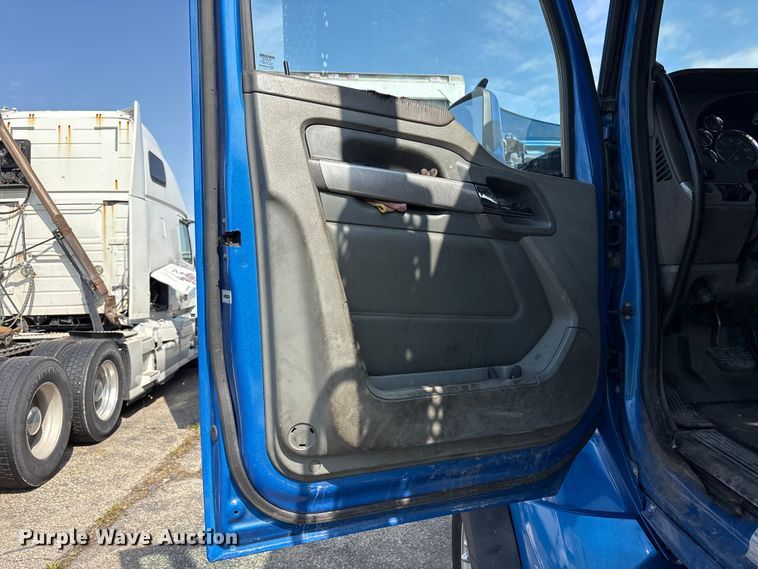 image for item YA3161 2015 Kenworth T880 semi truck