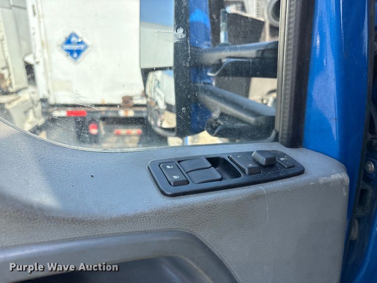 image for item YA3161 2015 Kenworth T880 semi truck