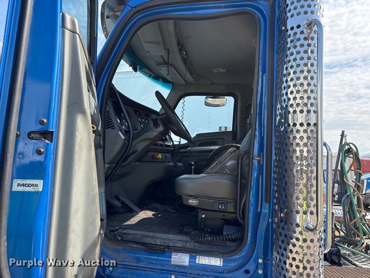 image for item YA3161 2015 Kenworth T880 semi truck