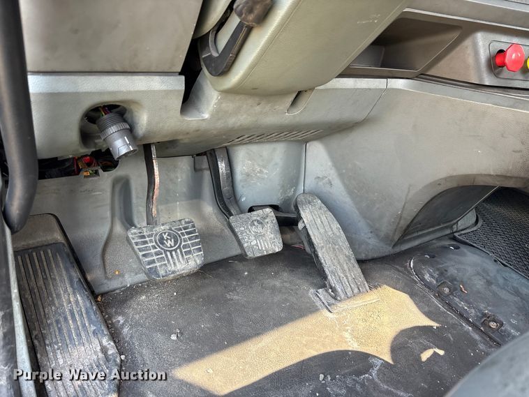 image for item YA3161 2015 Kenworth T880 semi truck