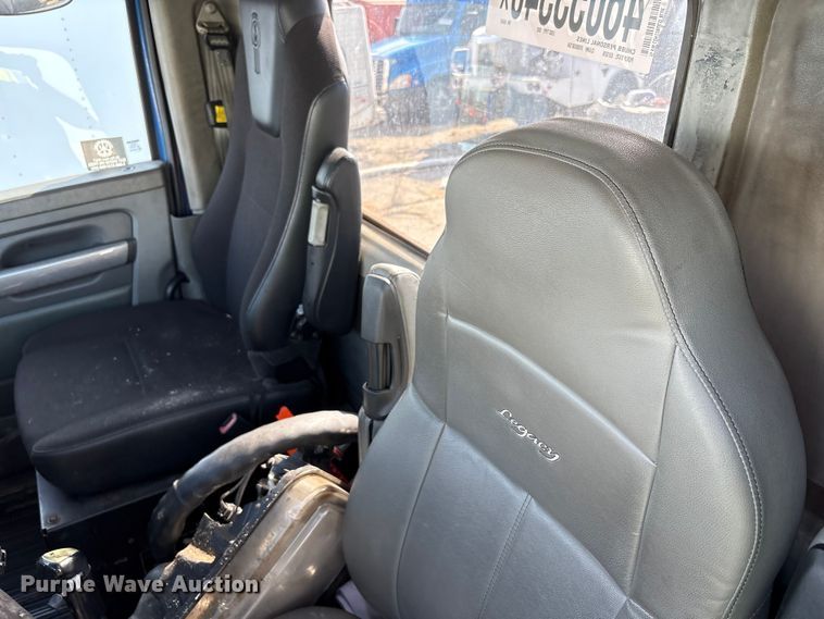 image for item YA3161 2015 Kenworth T880 semi truck