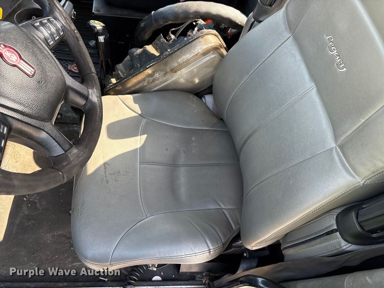 image for item YA3161 2015 Kenworth T880 semi truck