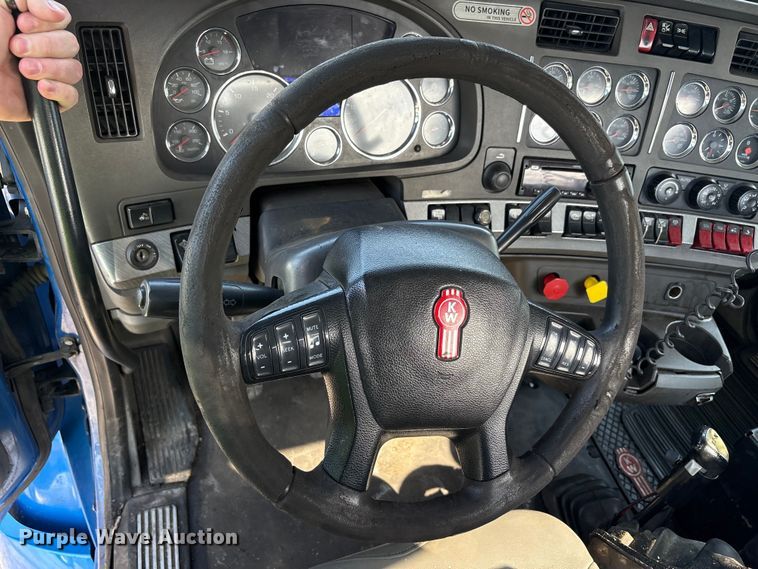 image for item YA3161 2015 Kenworth T880 semi truck